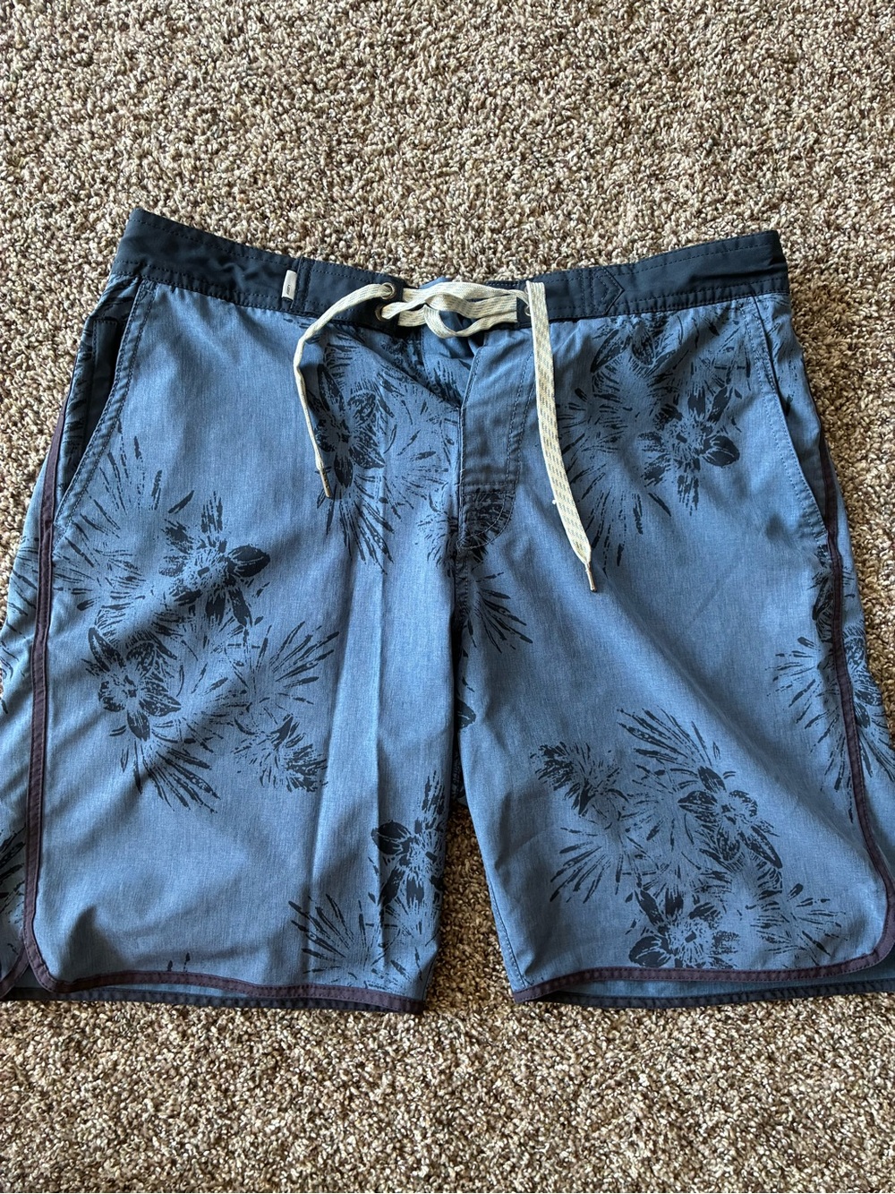 Vuori Cruise Boardshorts Men's Blue Floral Swim Trunks with Drawstring 34